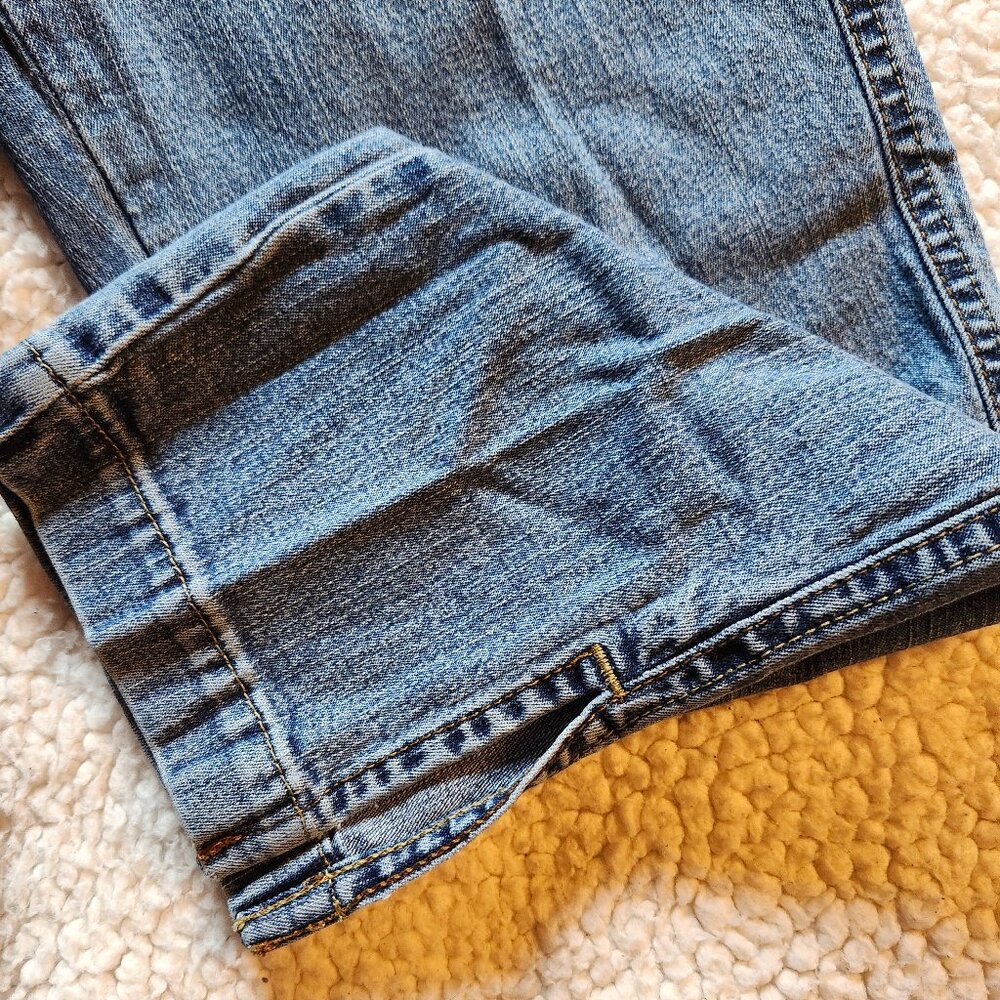 Levis Capris - Picture 2 of 5
